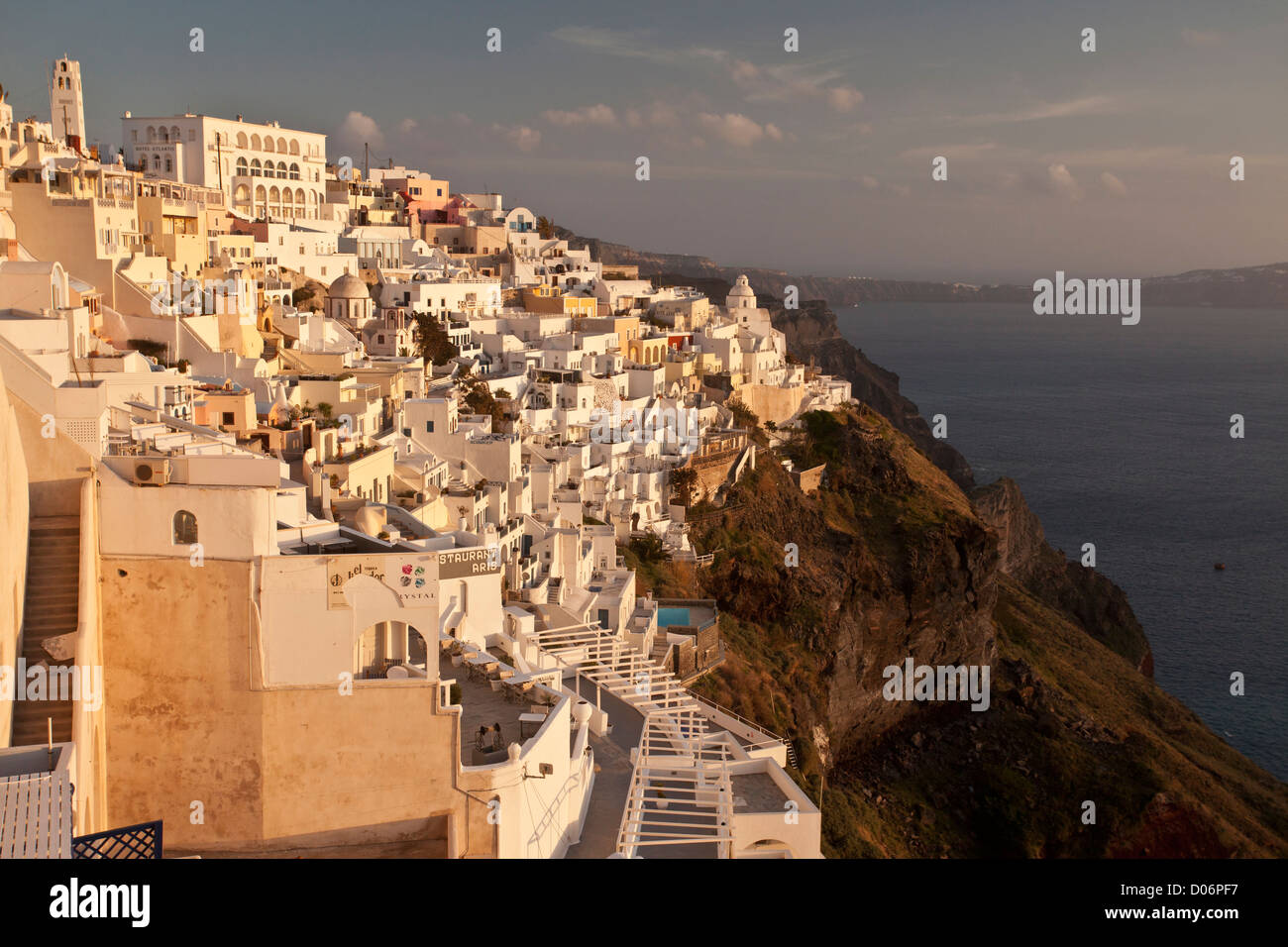 La ville de Thira, sur le cratère de falaises, Santorini, Grèce (thira) Banque D'Images