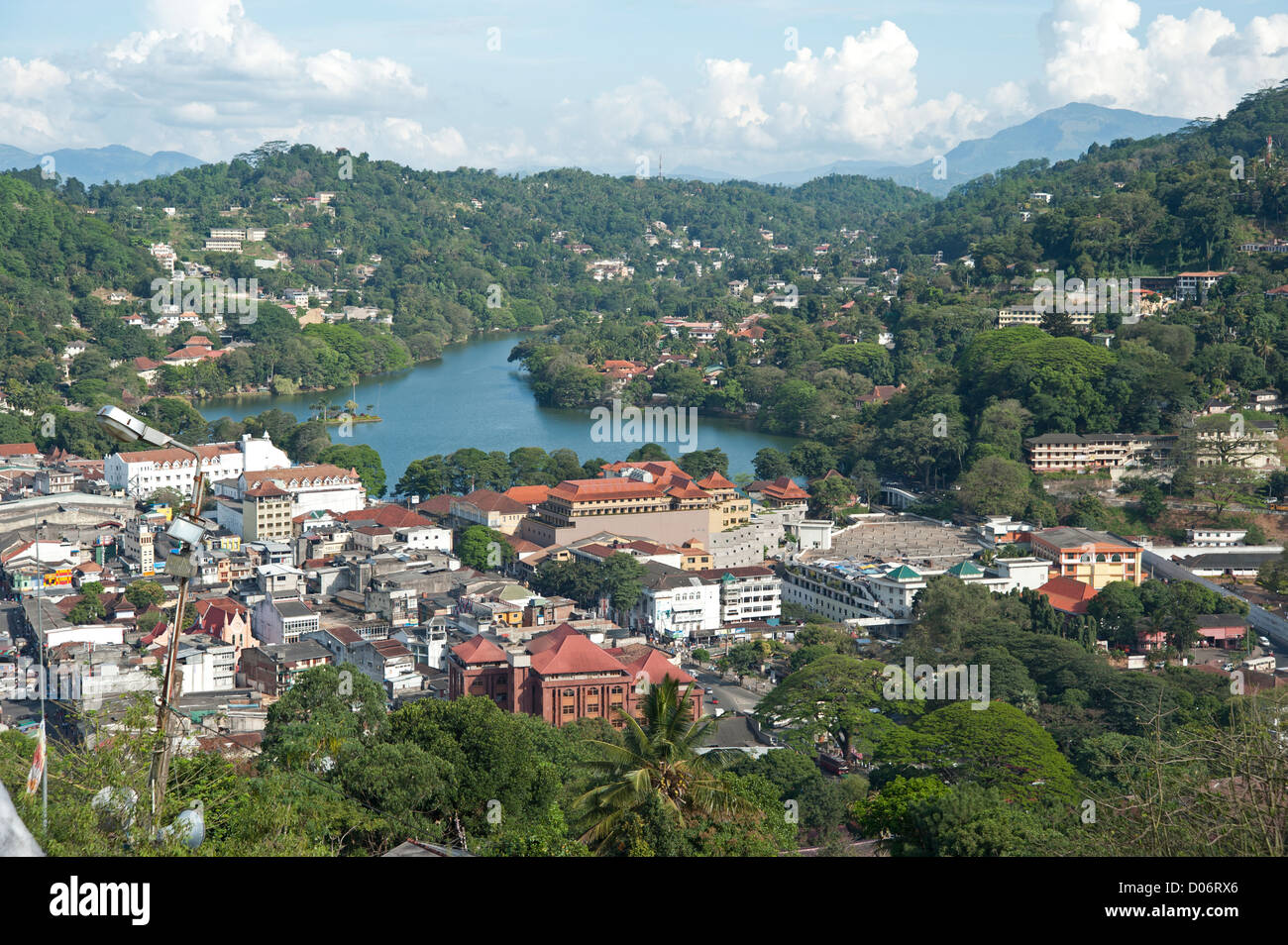 Une vue de dessus de la ville de Kandy au Sri Lanka montrant les montagnes environnantes le temple de la dent et le lac artificiel Banque D'Images