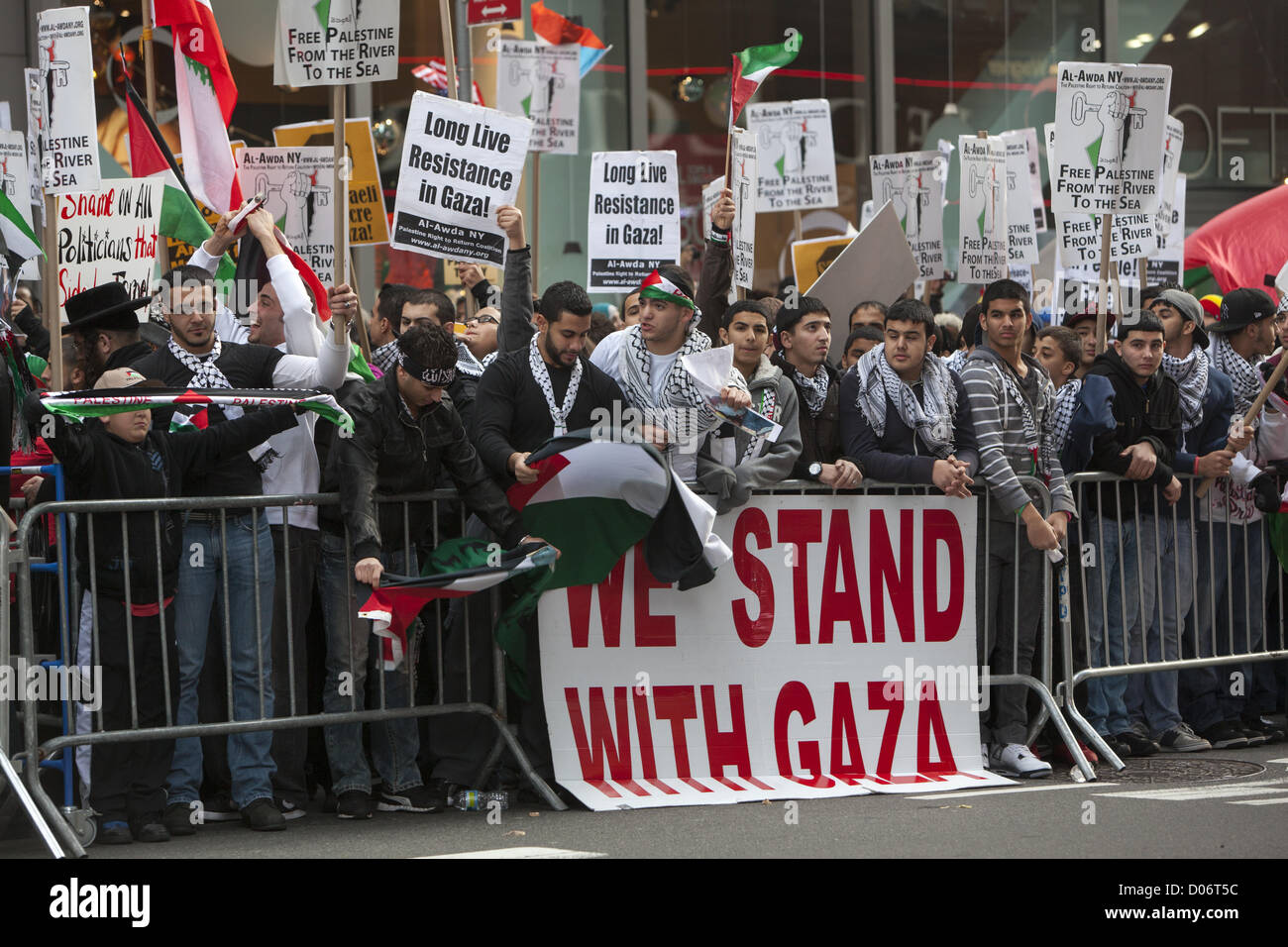 Des démonstrations de simultanée et pro-palestinienne des groupes pro-israéliens dans Times Square, NYC, concernant l'attaque des deux côtés. Les manifestants Pro-Palestinian Banque D'Images