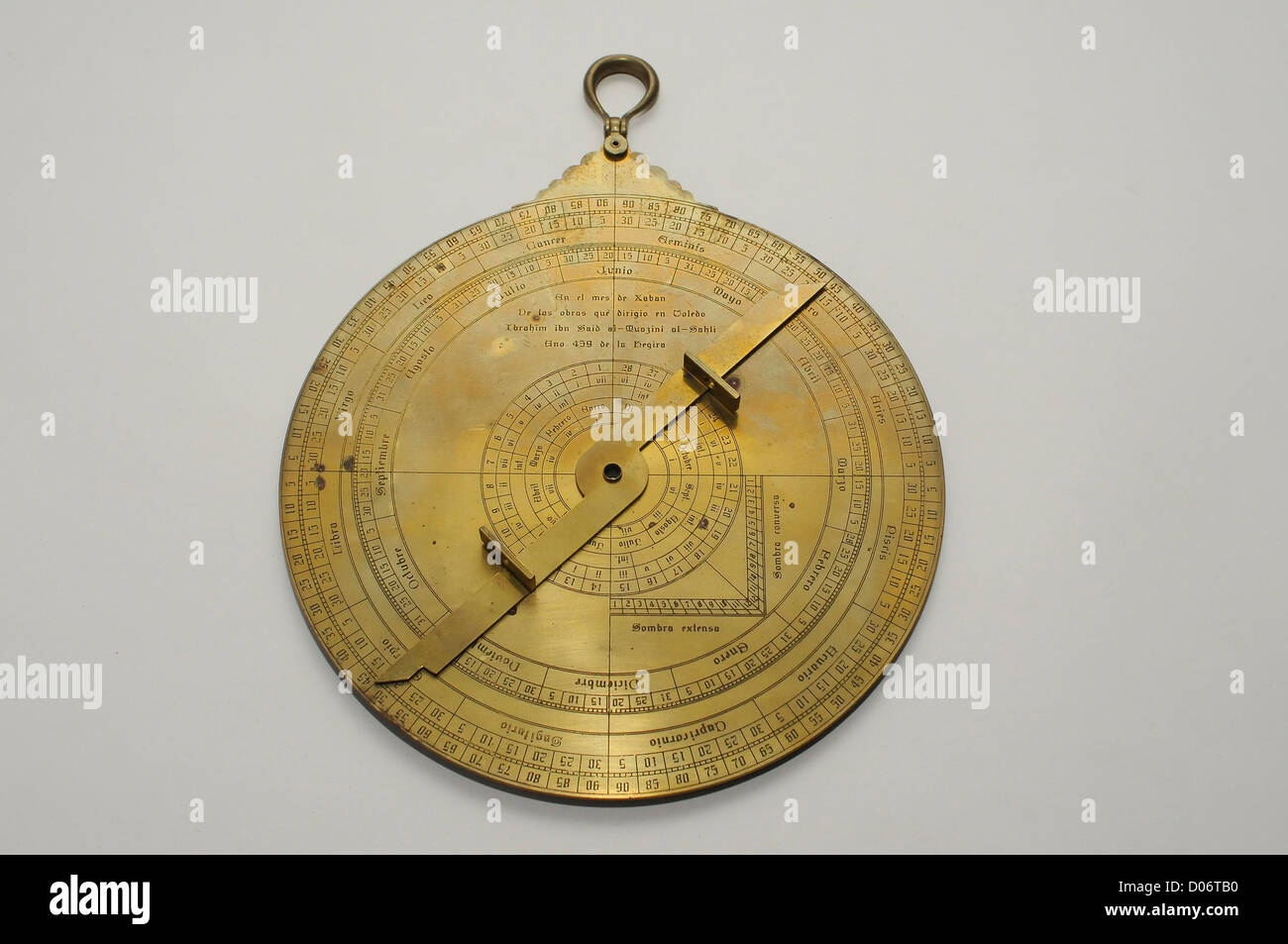 Astrolabe est un instrument qui ont de nombreuses fonctions : pour calculer  la position du soleil et des étoiles, de mesurer les hauteurs Photo Stock -  Alamy
