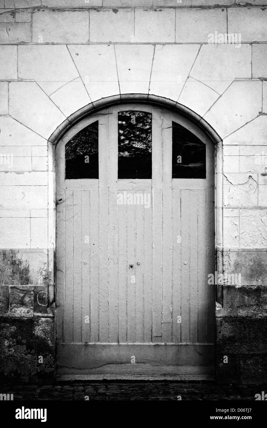 Image en noir et blanc de la porte en bois fermée. Banque D'Images