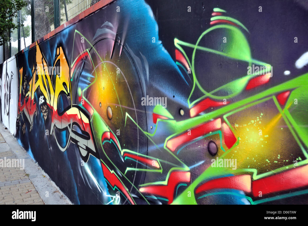 Surface du mur couvert de graffitis colorés. Urban street art. Banque D'Images