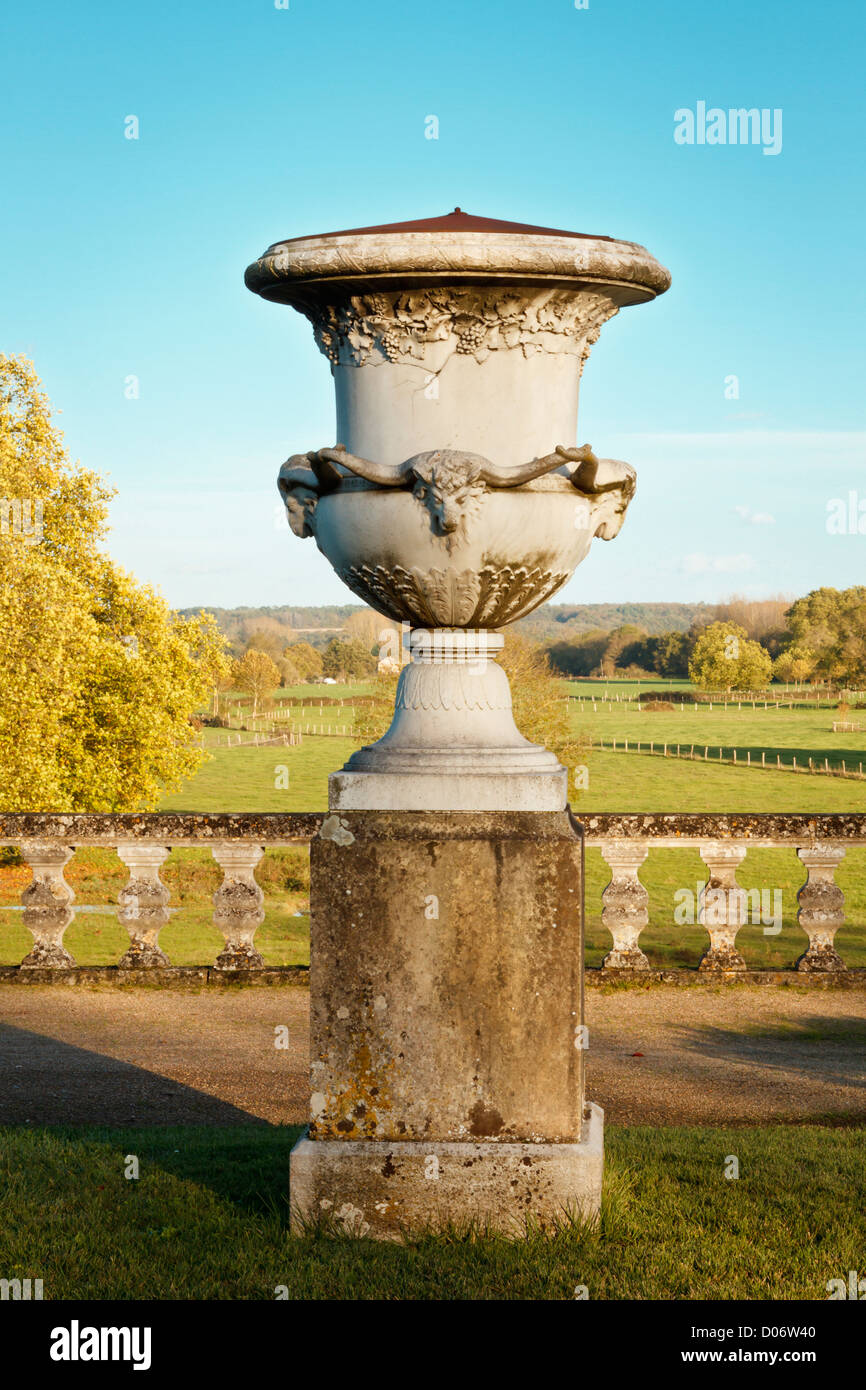 Urne en pierre dans les jardins. Banque D'Images