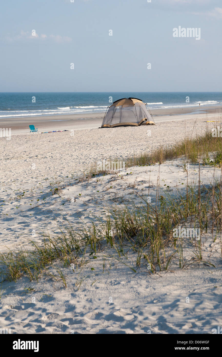 Écran tente sur la plage de l'océan Atlantique à Amelia Island, Floride Banque D'Images