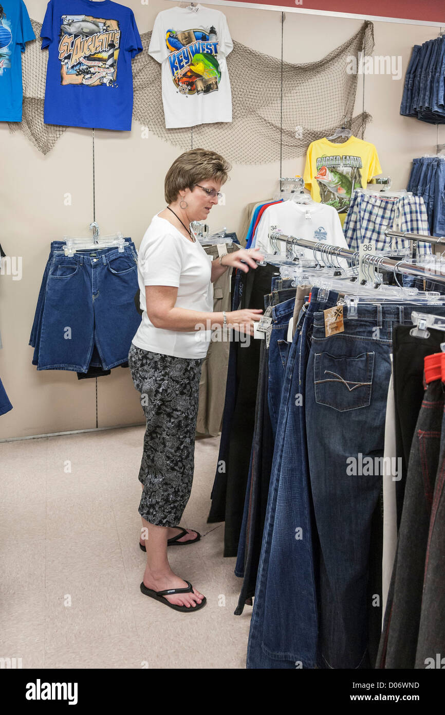Woman pants pendant leurs achats en magasin de vêtements au détail en Floride Banque D'Images