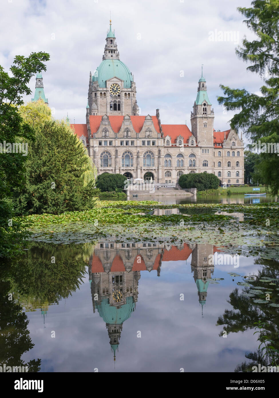 Le Neues Rathaus (nouvelle mairie), à Hanovre, en Allemagne. Il est situé dans un parc public avec des arbres et un grand lac. Banque D'Images