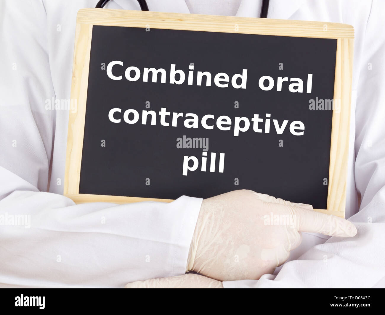 Médecin affiche des informations : contraceptifs oraux combinés Banque D'Images