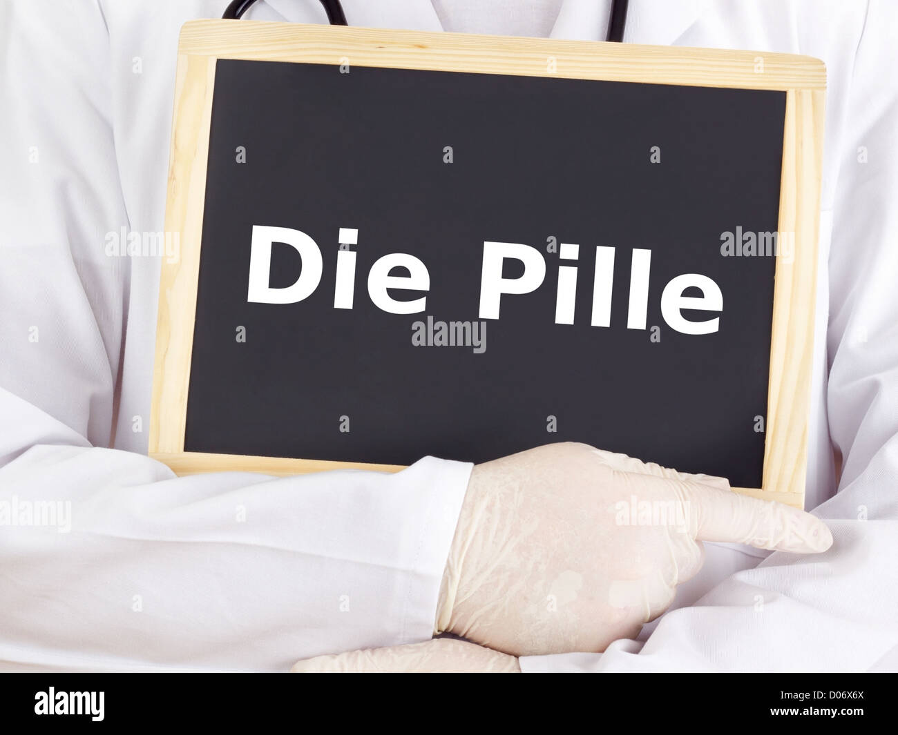 Médecin affiche des informations sur tableau noir : la pilule Banque D'Images