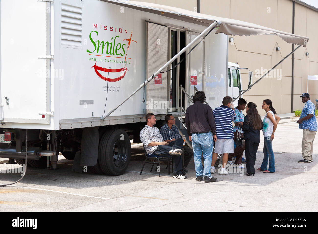 Les patients s'alignent pour services dentaires gratuits à Mission clinique dentaire mobile sourit à Temple Terrace, Floride Banque D'Images