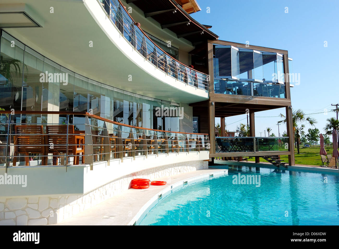 Piscine et restaurant en plein air à l'hôtel de luxe moderne, Piérie, Grèce Banque D'Images