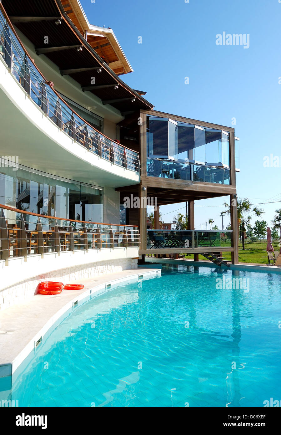 Piscine et restaurant en plein air à l'hôtel de luxe moderne, Piérie, Grèce Banque D'Images