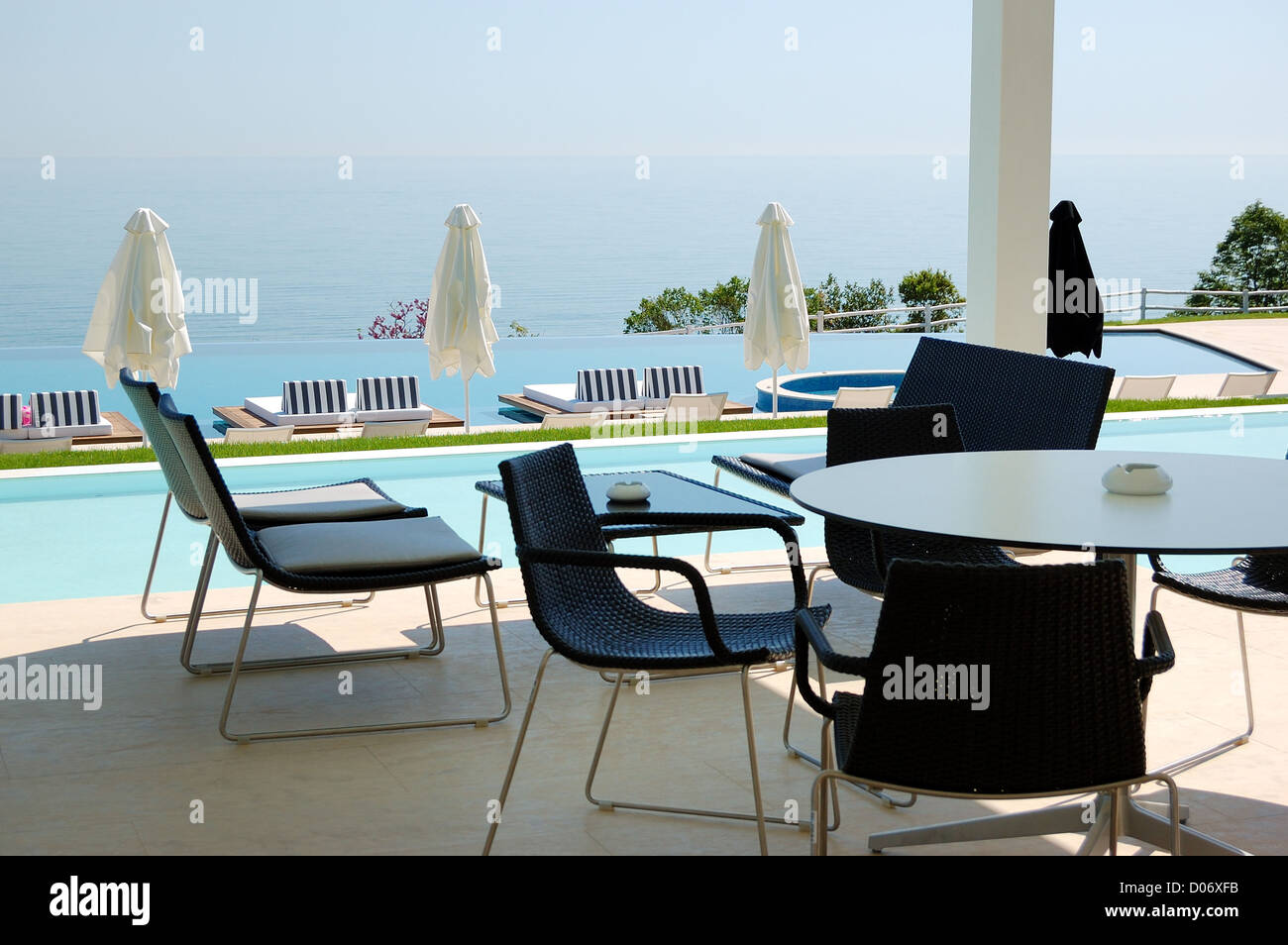 Piscine et restaurant en plein air à l'hôtel de luxe moderne, Piérie, Grèce Banque D'Images