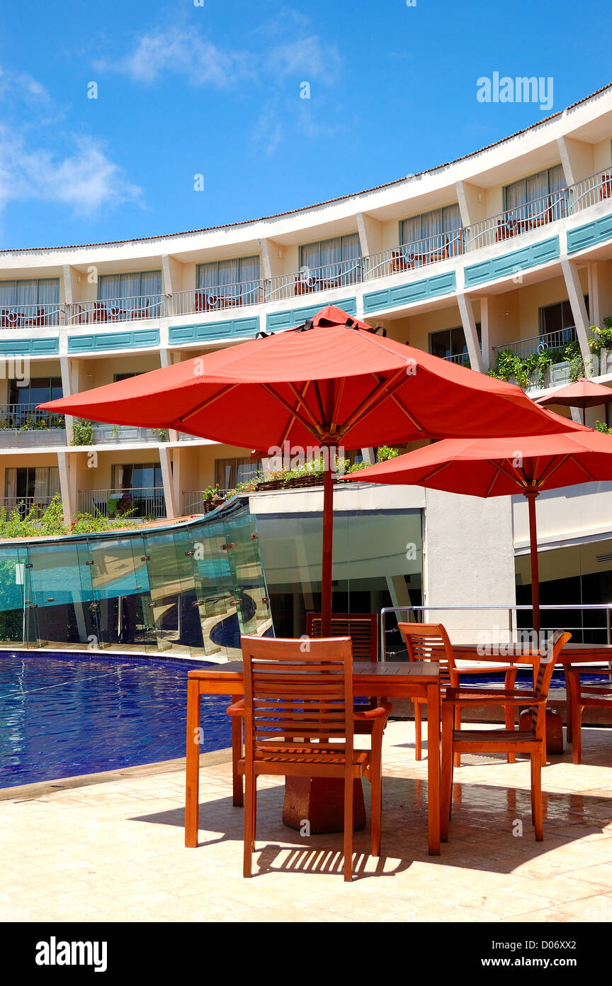 La table et les chaises de restaurant en plein air près de la piscine de l'hôtel de luxe, Bentota, Sri Lanka Banque D'Images