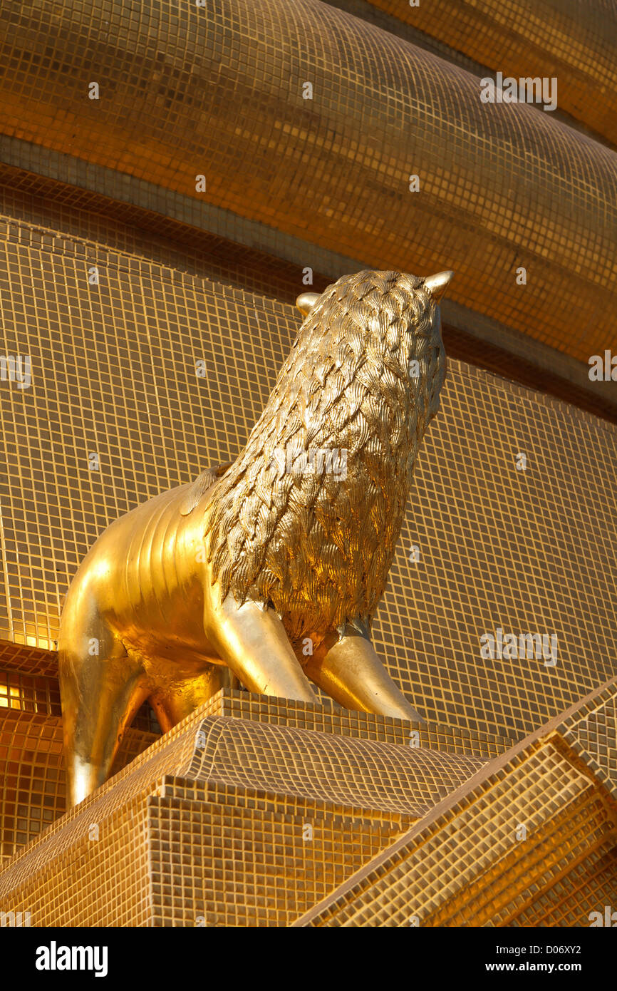 Golden Lion Sculpture dans le temple Wat Bowon à Bangkok, Thaïlande Banque D'Images