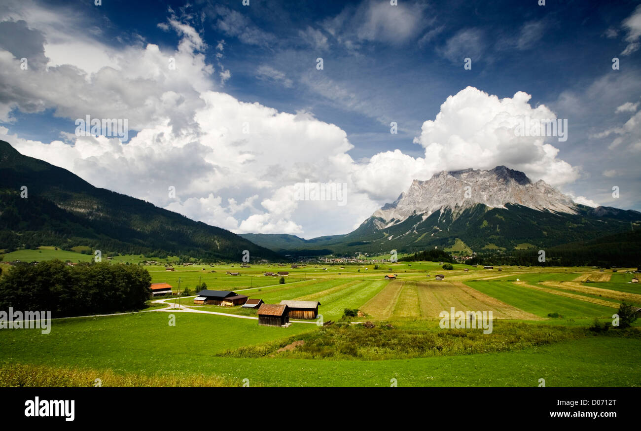 Vallée de montagne dans les Alpes Banque D'Images