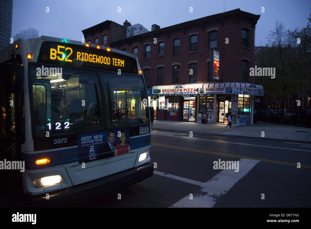 Bus de ville, Fulton Street, Fort Green, Brooklyn, New York. Banque D'Images