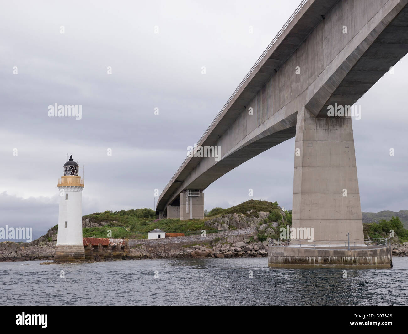 Le Skye road bridge et Kyleakin phare sur la petite île d'Eilean Bàn, en Écosse. Banque D'Images
