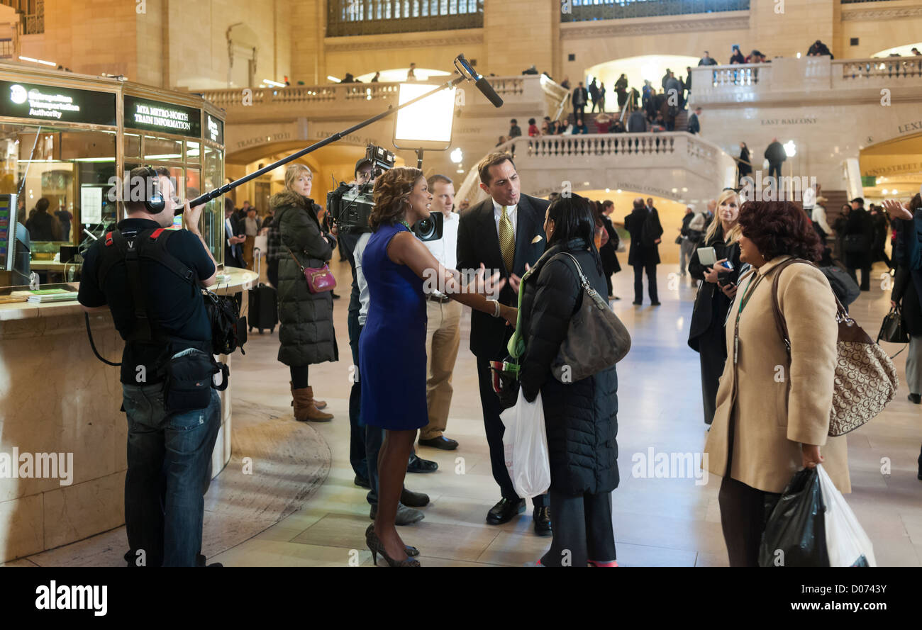 Une équipe de WABC interviews navetteurs dans une fonction de Grand Central Terminal de New York le mercredi, Novembre 14, 2012 Banque D'Images
