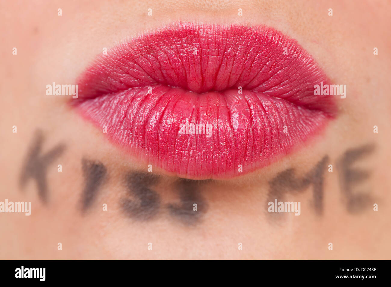 Grande bouche rouge femmes organisées à baiser Banque D'Images