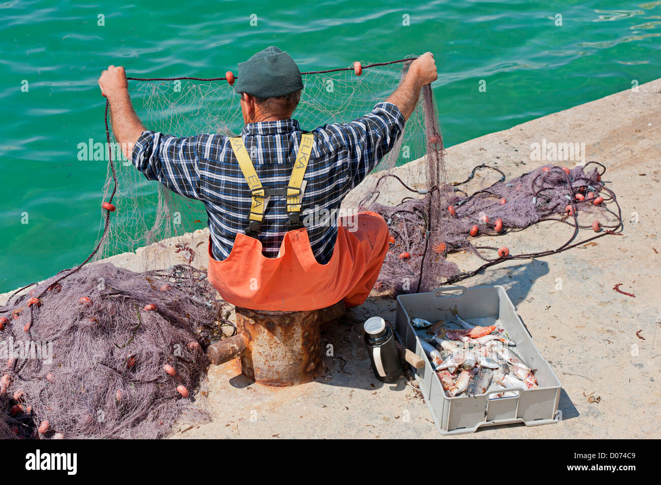 L'examen de ses filets de pêcheurs maltais Banque D'Images