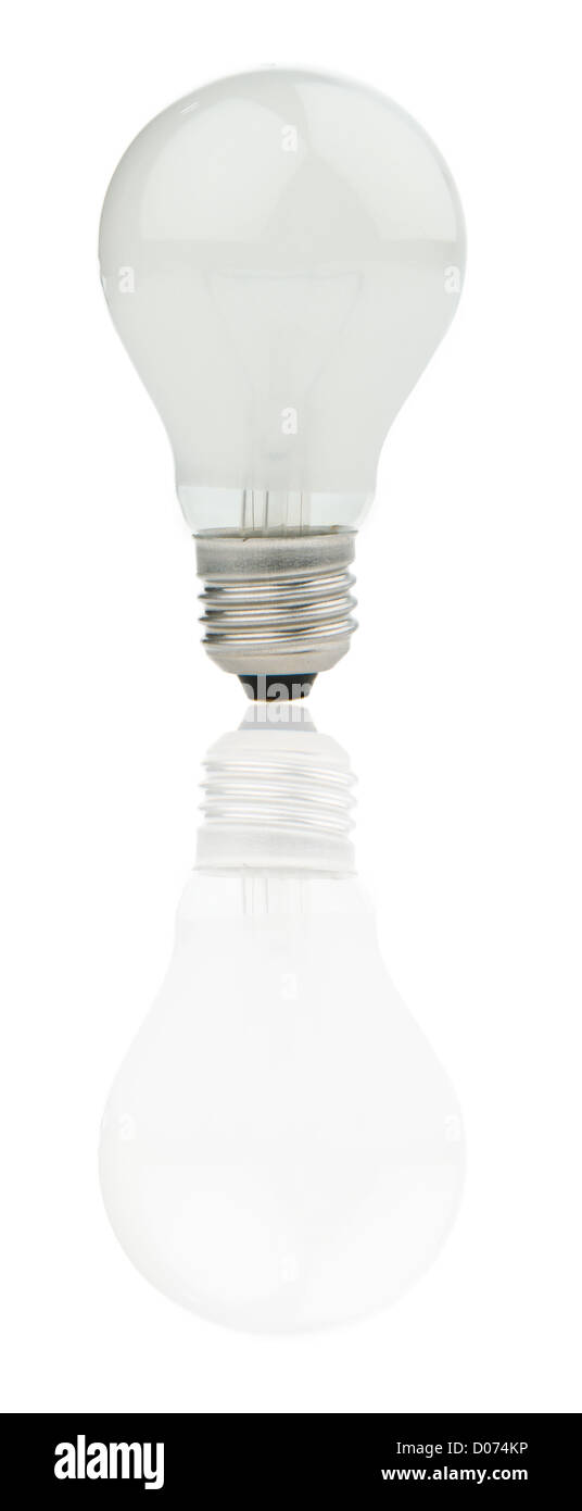 Une ampoule avec la réflexion et l'arrière-plan blanc. Banque D'Images
