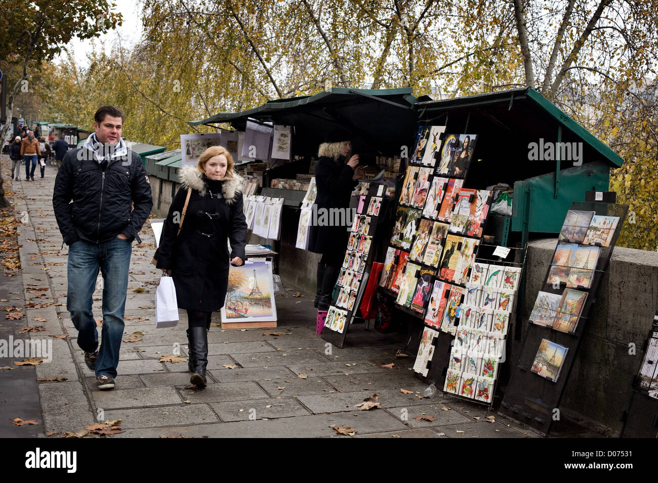 Un homme et une femme à pied passé art en vente sur les rives de la Seine , Paris Banque D'Images