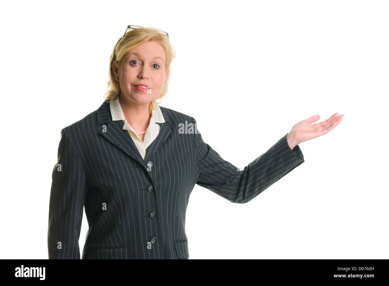 Caucasian businesswoman démontrer quelque chose de blanc, fond isolé. Banque D'Images
