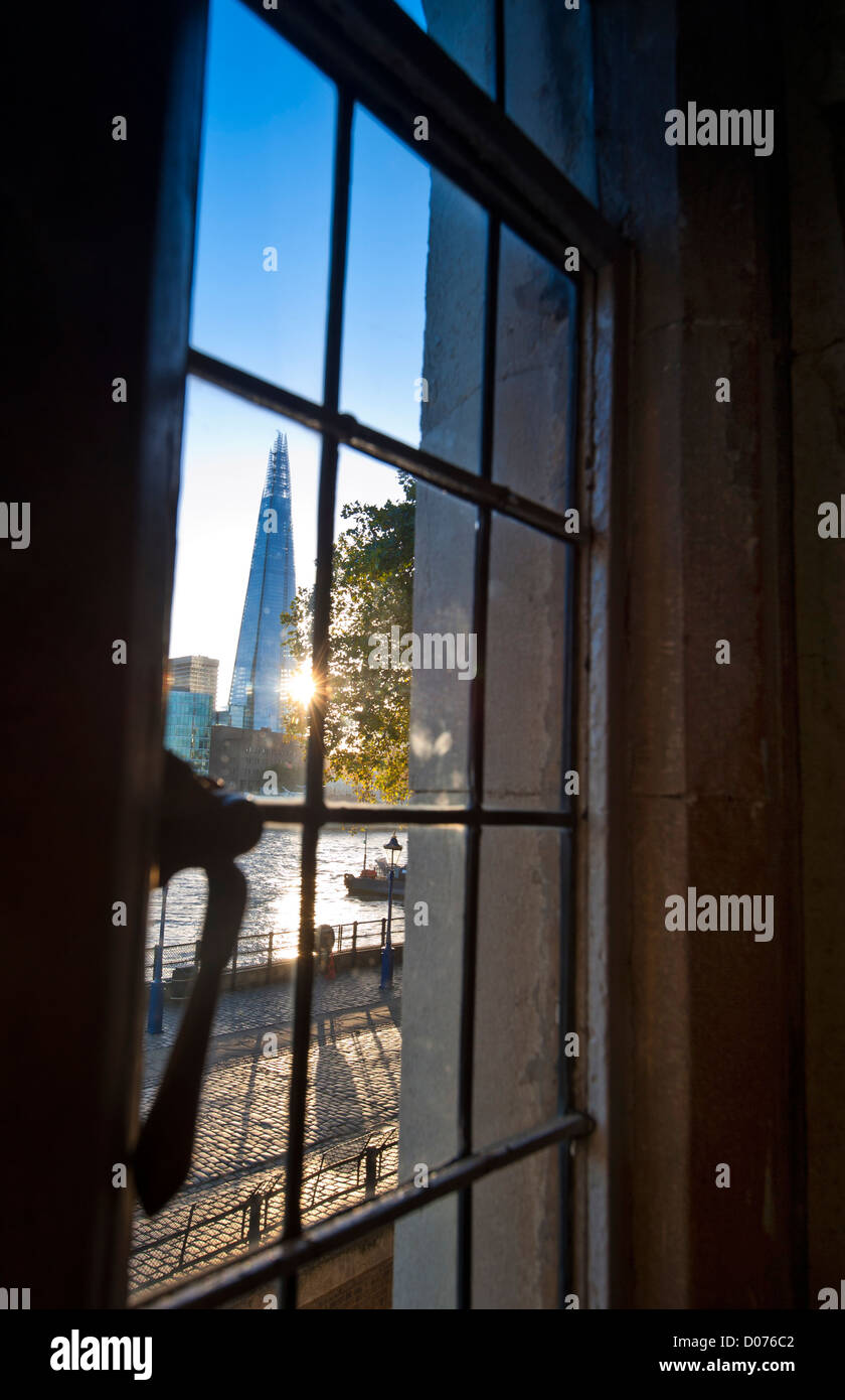 Le Shard et la Tamise au coucher du soleil vue à travers la fenêtre de lumière au plomb historique à la Tour de Londres London City CE3 Banque D'Images