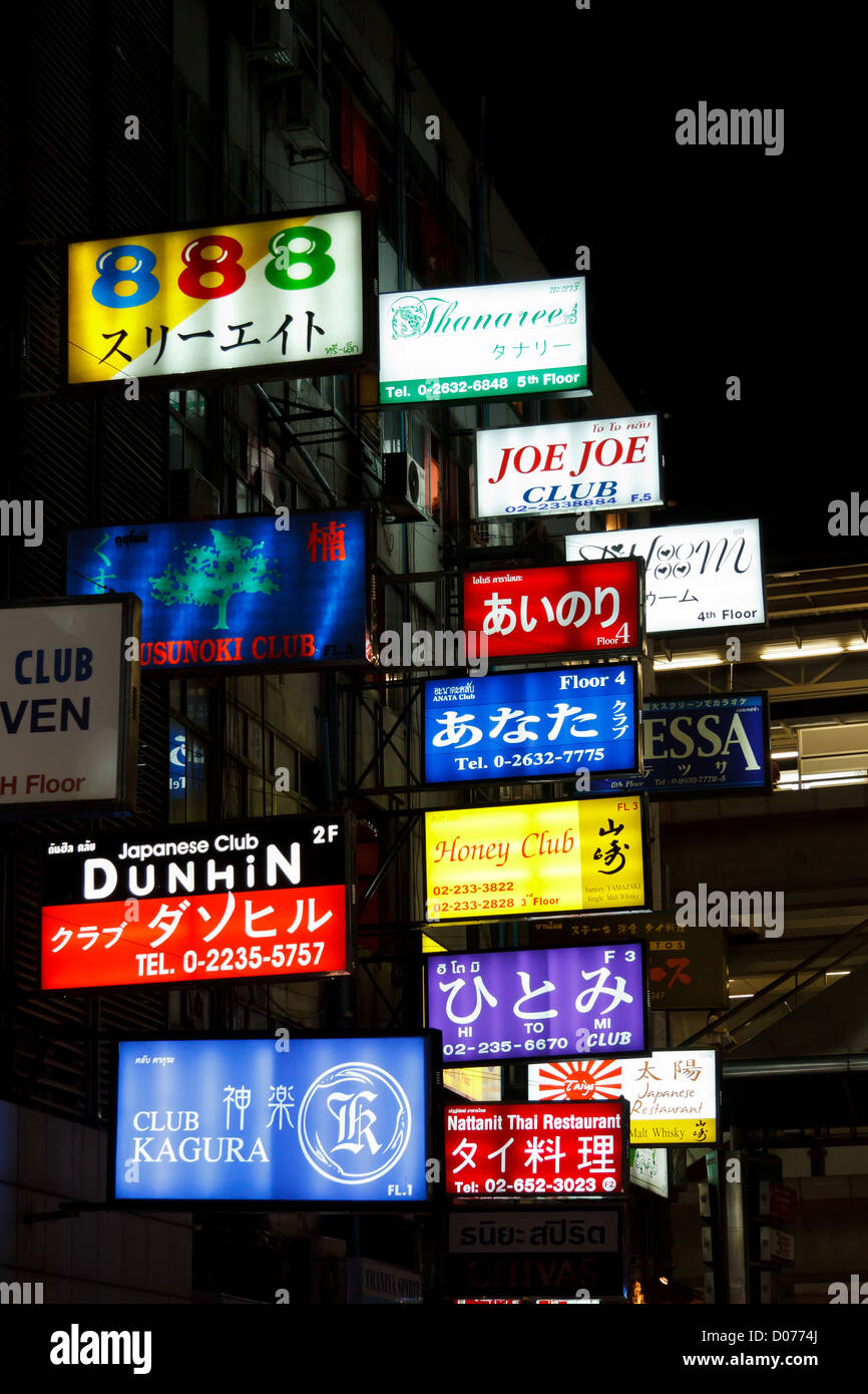 Enseignes au néon en Patpong à Bangkok, Thaïlande Banque D'Images