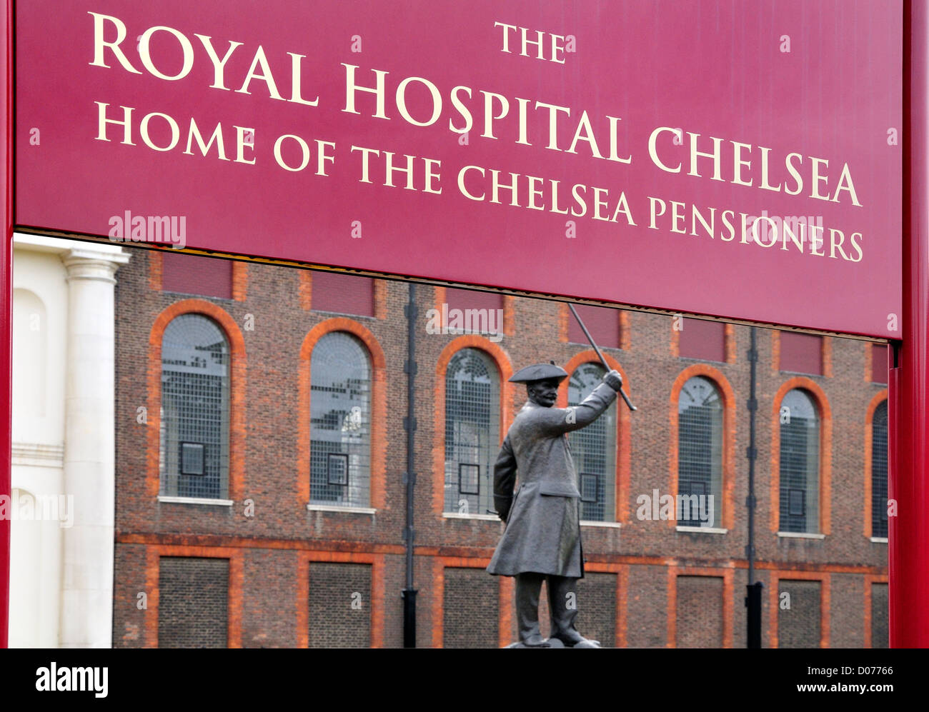 Londres, Angleterre, Royaume-Uni. Statue d'un pensionné de Chelsea (par Philip Jackson; 2000) devant l'hôpital Royal, Chelsea SW3 Banque D'Images