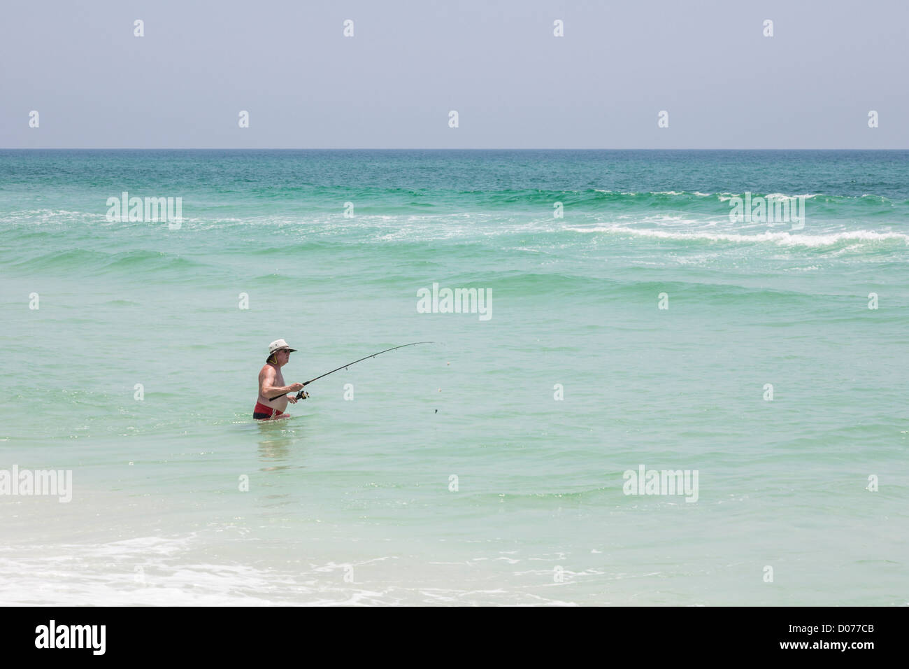 Surf homme pêchant dans le golfe du Mexique à Gulf Breeze Banque D'Images