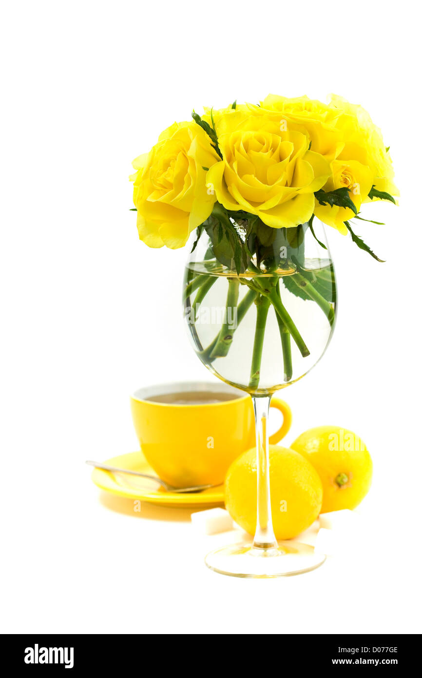 Tasse de thé chaud, citrons et de belles roses Banque D'Images