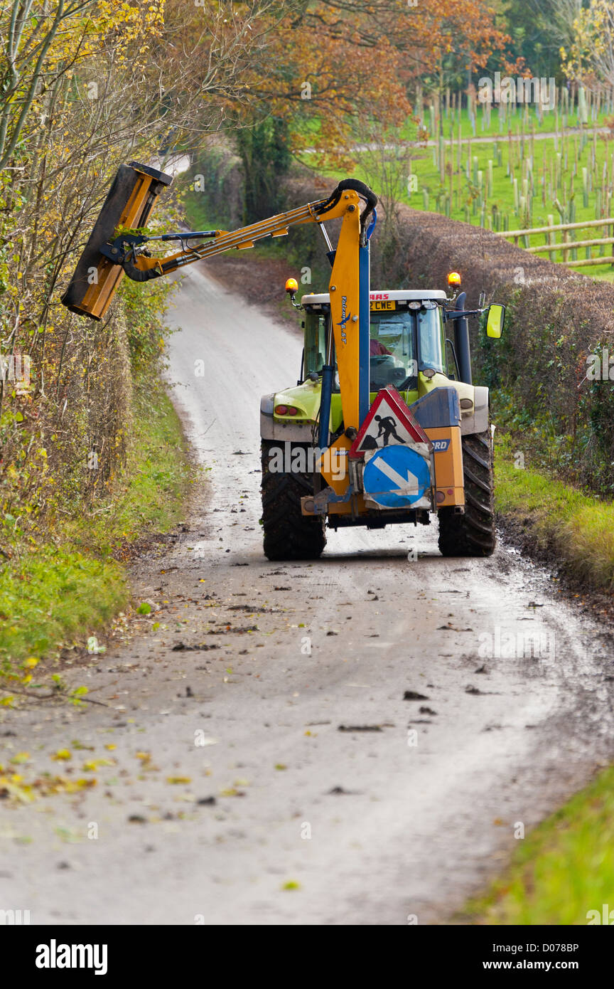 Le tracteur au travail réduire les arbres Banque D'Images