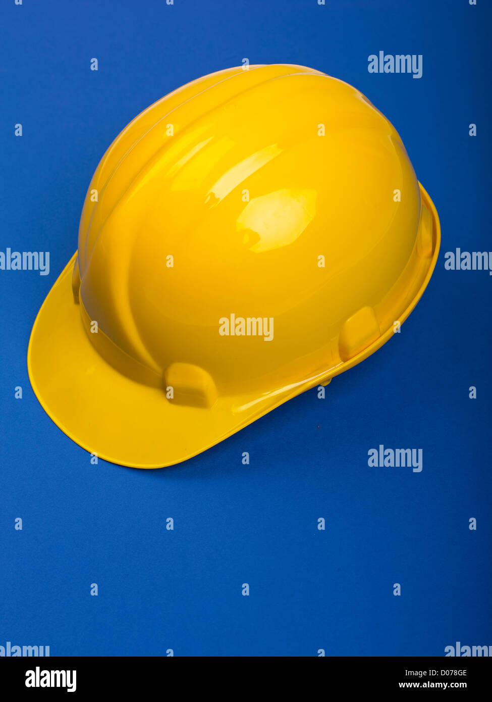 Casque jaune sur bleu Banque D'Images