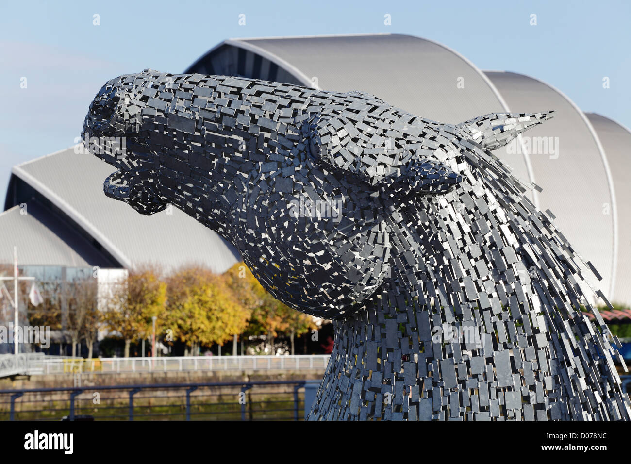 Un modèle à l'échelle d'une sculpture de Kelpies par Andy Scott, Pacific Quay, Glasgow, Écosse, Royaume-Uni avec le bâtiment de la SEC Armadillo en arrière-plan Banque D'Images