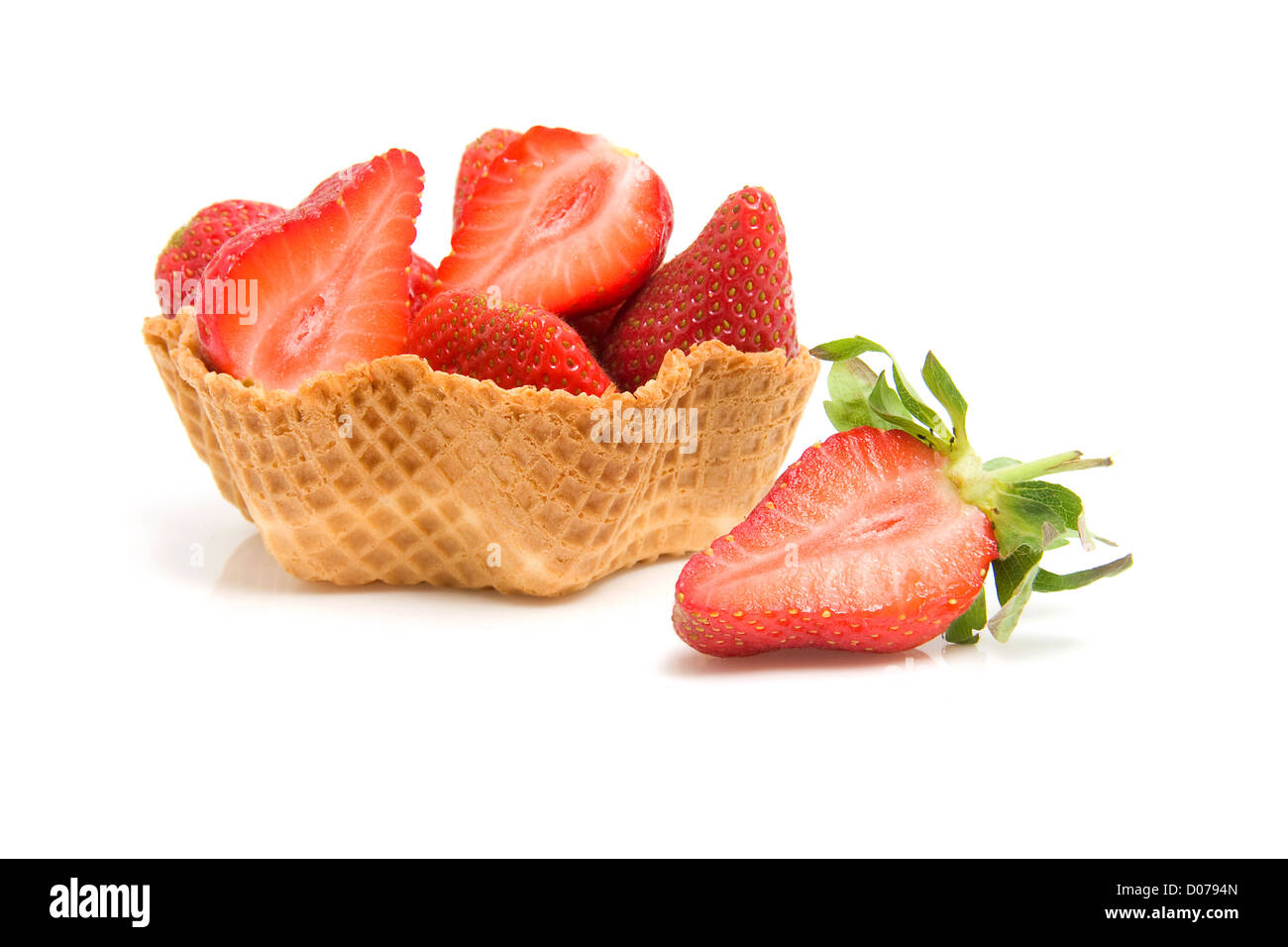 Dessert aux fraises : Bol fabriqué à partir des cookies avec fres fruits, isolé sur fond blanc Banque D'Images