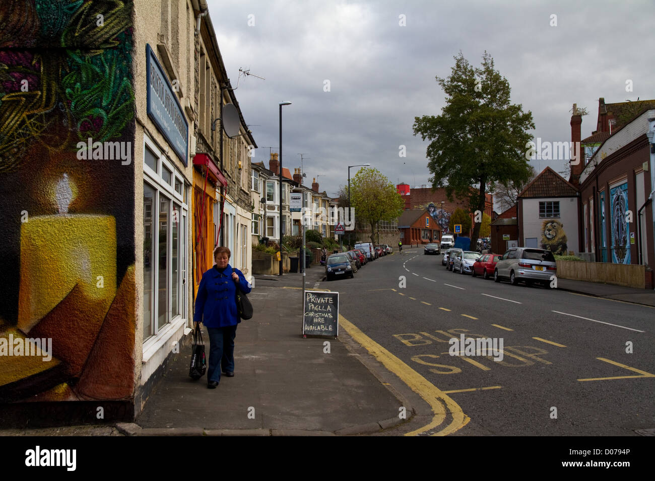 North Street, Bedminster, Bristol, montrant trois à quatre morceaux de graffiti - une bougie, un lion, une femme stylisée et une fille Banque D'Images