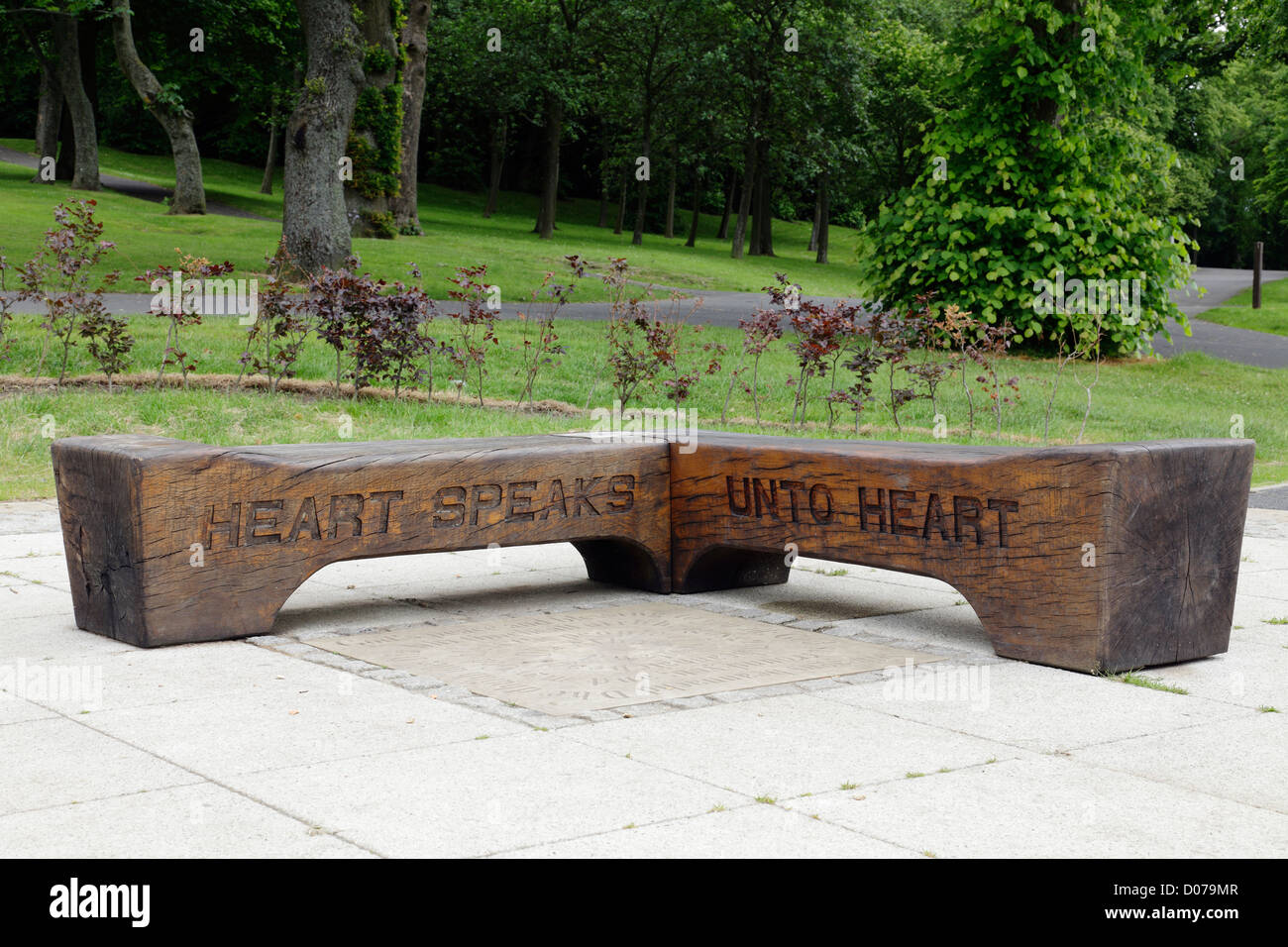 Banc inscrit avec coeur parle à Cœur le site de Pope Benedict XVI'S 2010 UK visite, Bellahouston Park, Glasgow, Royaume-Uni Banque D'Images