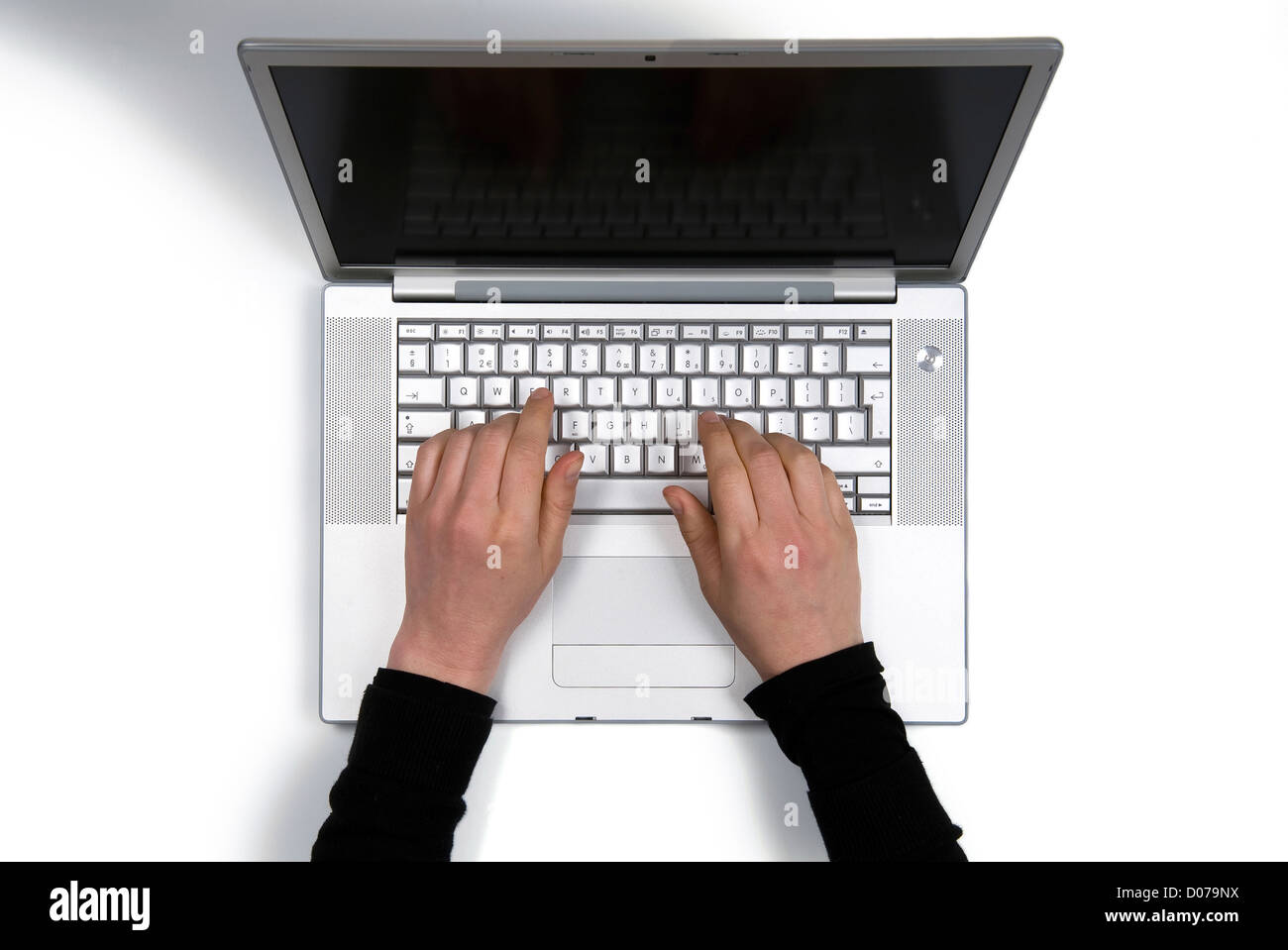 Une main de femme au travail sur un ordinateur portable Banque D'Images