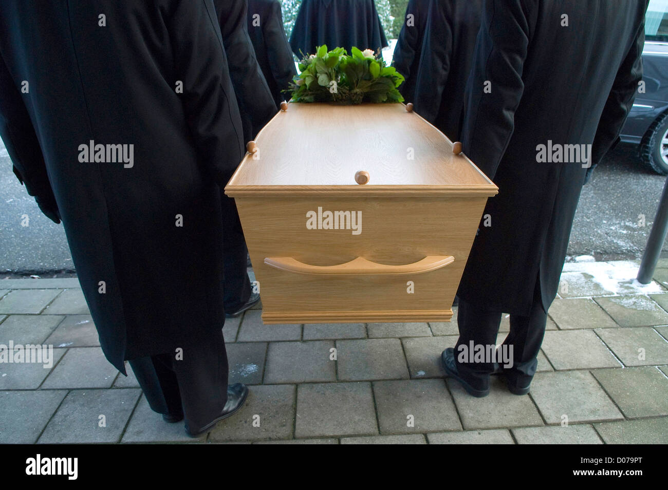 Un porteurs portant un cercueil Banque D'Images