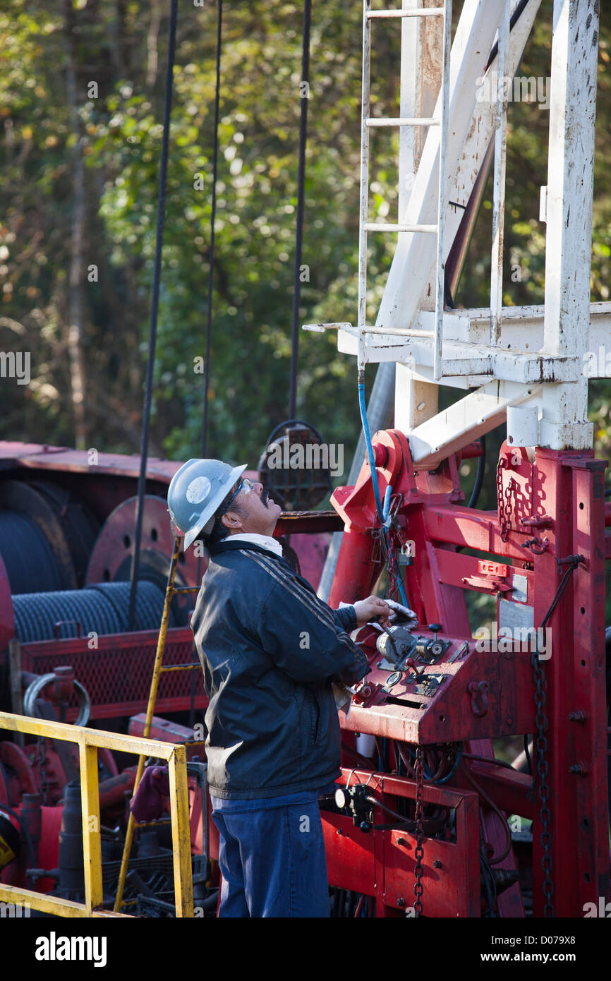 Longview, Texas - travailleurs sur une plate-forme de forage. Banque D'Images