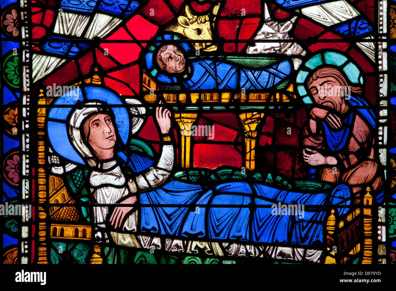 Chartres Nativity Scène de la nativité VITRAUX DANS LA PORTE ROYALE DE LA CATHÉDRALE DE ...