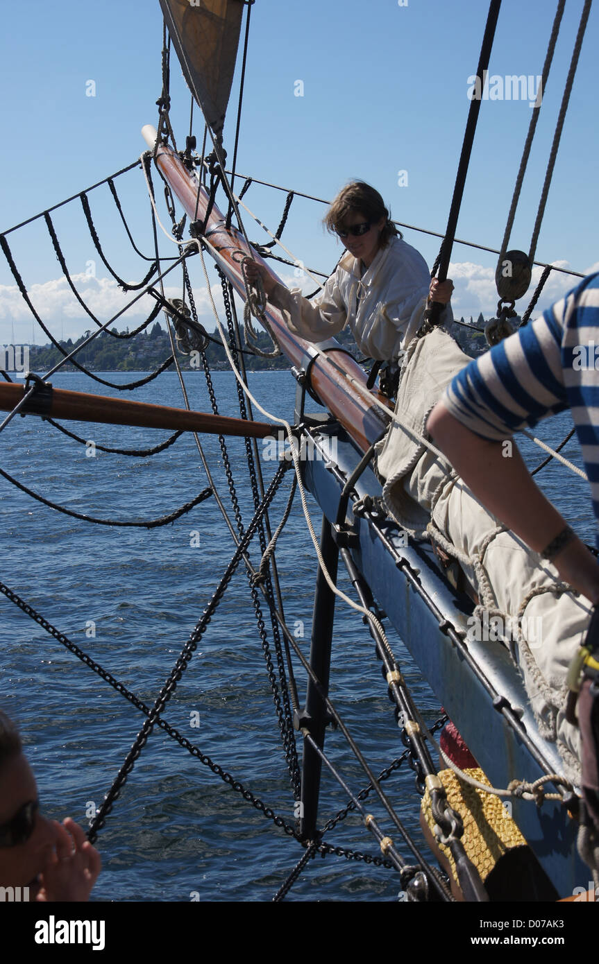 L'équipe de forage les voiles de l'Hawaiian Chieftain alors qu'elle navigue sur le lac Washington pendant une simulation de combat naval dans le cadre de festivités de la fête du Travail, le 31 août 2012 près de Kirkland , Washington. Banque D'Images