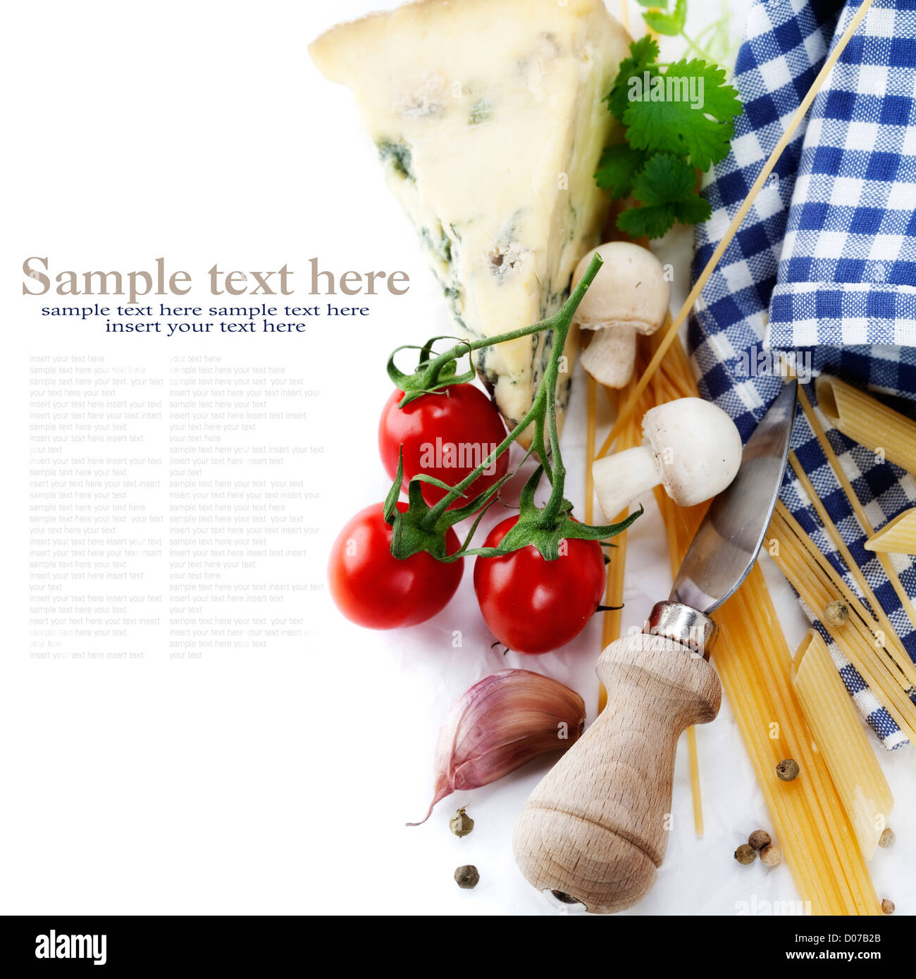 Composition des pâtes, légumes et fromage sur blanc avec l'exemple de texte Banque D'Images