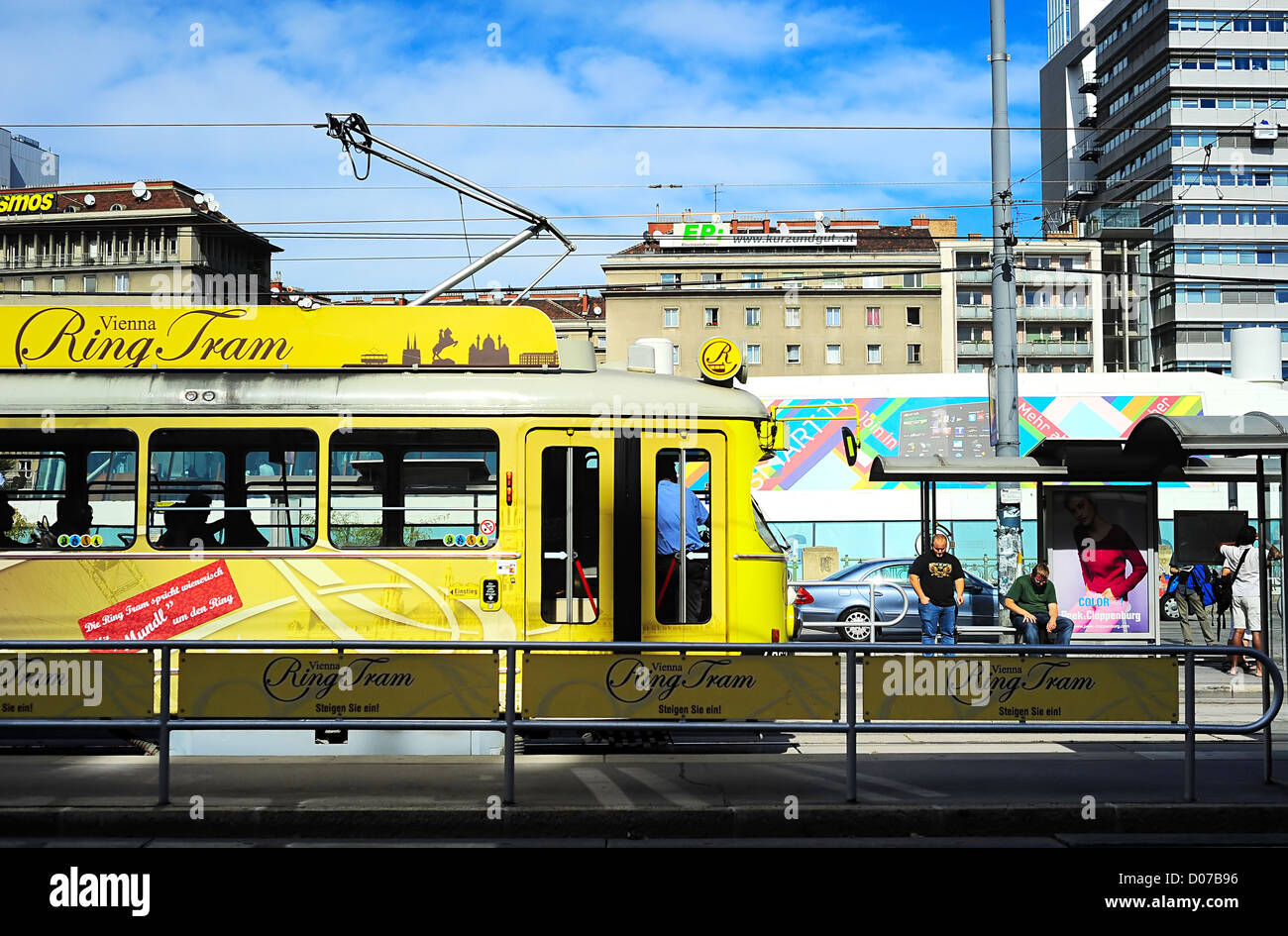 Le tramway touristique 'Ring' Tram attend les passagers . Le 'ring' tram utilise des voitures à l'intérieur moderne Banque D'Images