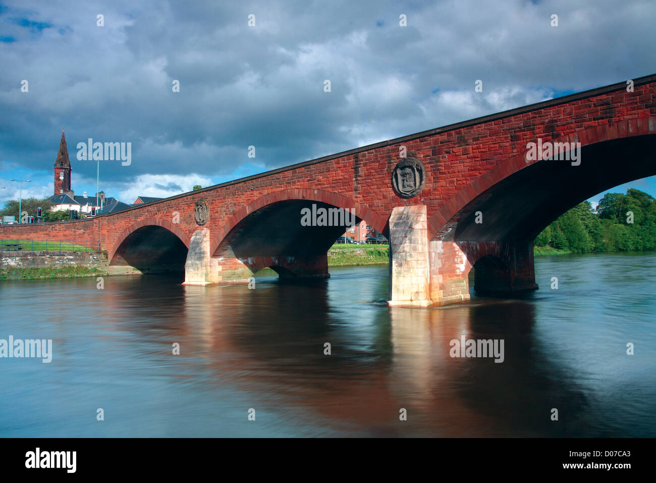 St Michael's Street Bridge et la rivière Nith, Dumfries, Galloway Banque D'Images