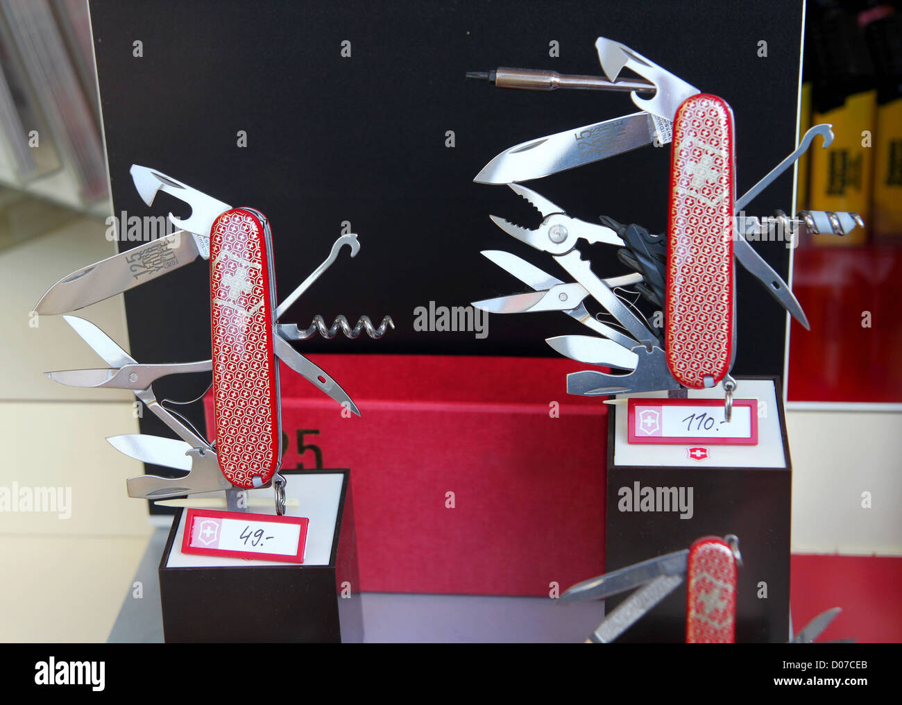 Vicorynox couteaux Swiss army knife shop dans la fenêtre d'affichage Banque D'Images