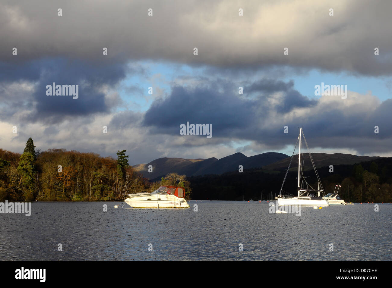 Bateaux sur le lac Windermere, Cumbria, à l'automne Banque D'Images