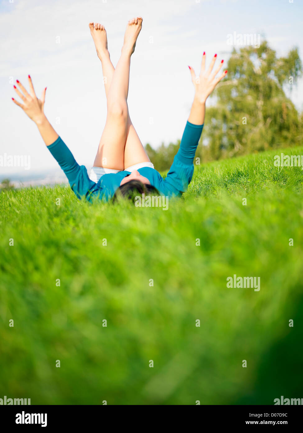 Jeune femme de joie et de détente dans le parc Banque D'Images