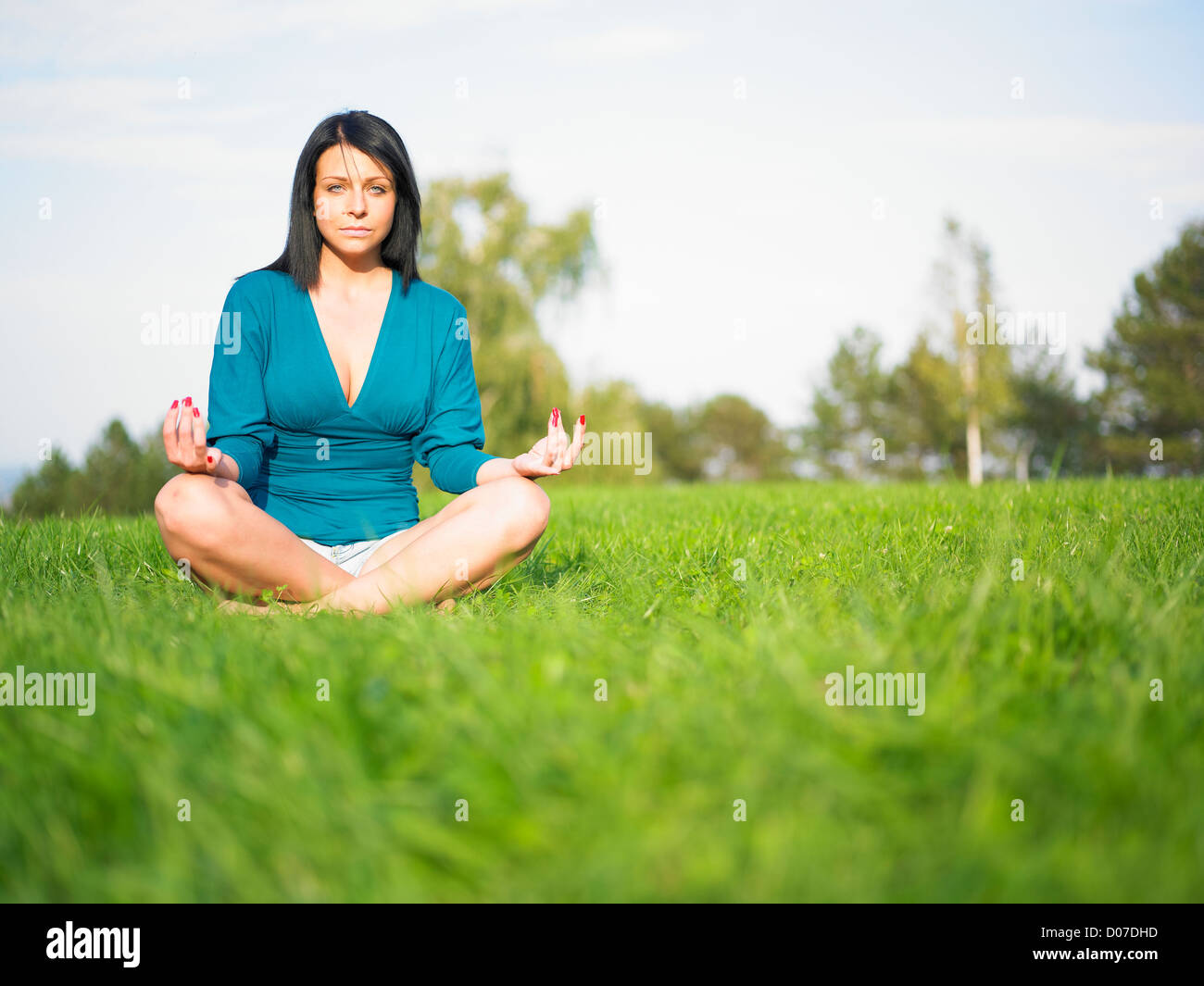 Young woman relaxing in park on Green grass Banque D'Images